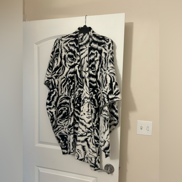 WHBM Black + White Rose Print Ruana Wrap - Picture 6 of 11